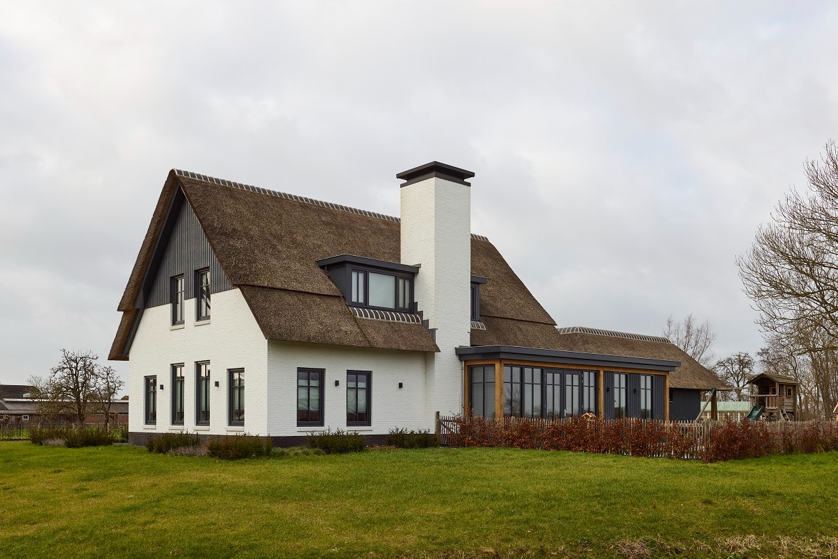 Rietgedekte villa Nieuwerbrug